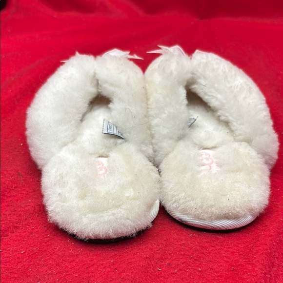 Fluffy White Slippers with Bows SZ 6 box 87 - Picture 3 of 7